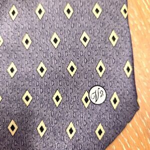 Versace V2 Classic Men's 100% Silk Tie Gray Diamond Pattern